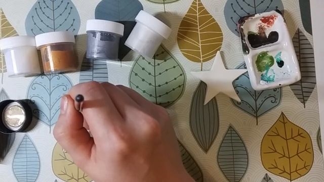 Делаю брошки из бумажной глины ceraplast. Чем лучше раскрашивать бумажную глину?