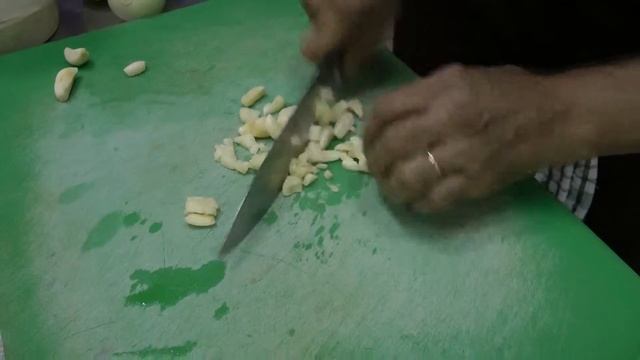 Как правильно резать чеснок, самый лучший способ! смотреть онлайн