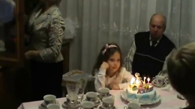 Грустное задувание свечей на торте смотреть онлайн