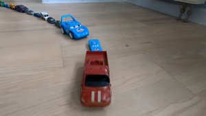 Пробка из 227 игрушечных машинок