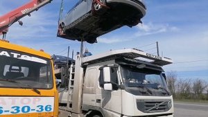 Работает эвакуатор-манипулятор (КМУ). Погружаем машину с автовоза на эвакуатор. 8 937 536 30 36