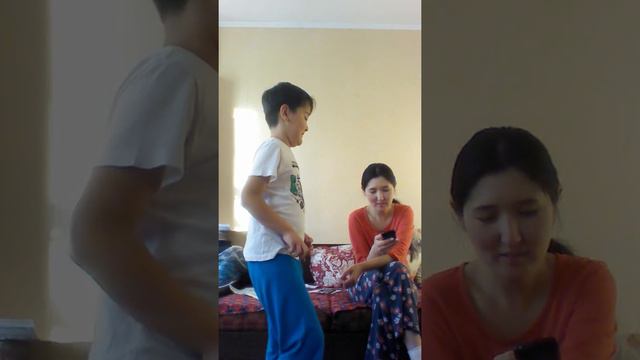 Играем с мамой не двигаться😃😜 смотреть онлайн