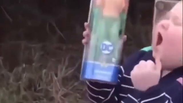 Мальчику подарили аквамена