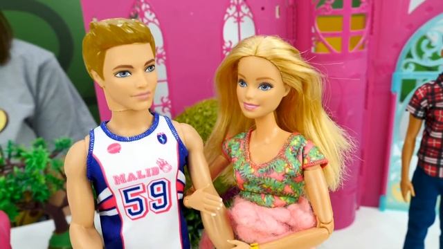 Барби и Кена не пустили на вечеринку. Новая одежда для Барби. Классные видео для девочек смотреть онлайн