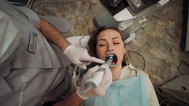 Новая инновационная технология сканирование зубов 3D-интраоральным сканером.