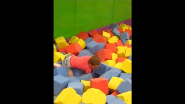 Прыжки в поролоновую яму, батутный парк "Атмосфера", ТРЦ "Сити Молл", Тюмень смотреть онлайн