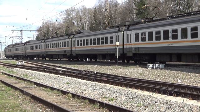 Электропоезд ЭД4М-0490 прибывает на станцию Латышская смотреть онлайн