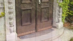 Заговор на коврик у входной двери - защитный заговор.