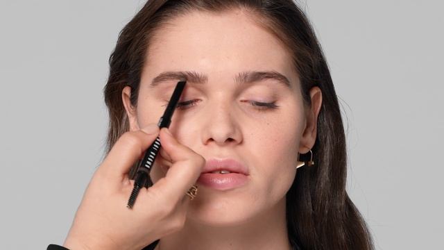 How To: Full & Feathered Brow | Brow Tutorials | Bobbi Brown Cosmetics смотреть онлайн