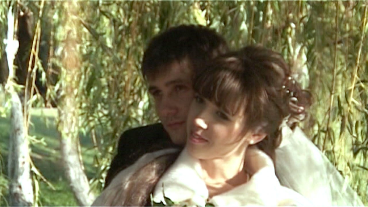 Молодожёны со своими друзьями весело гуляют после загса смотреть онлайн