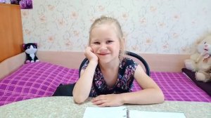 София играет в школу с папой