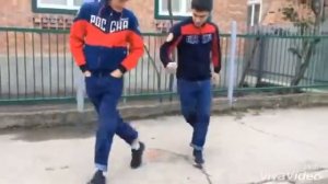 Парни танцуют шафл