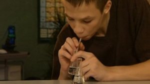 пропускание углекислого газа через воду и через раствор гидроксида кальция