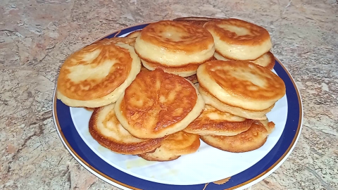 Оладушки на простокваше. Рецепт пышных оладушек. Оладьи пышные рецепт