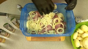 Шашлык, простой способ как заправить мясо для шашлыка.