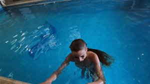 Девушка в бассейне