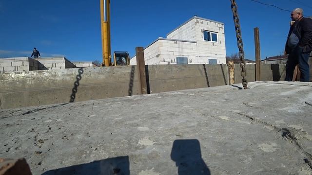 Монтаж ПЛИТ перекрытия вместе с ЗАКАЗЧИКОМ.ЧЕРЕЗ провода в СТЕСНЕННЫХ условиях.7 плит за 100 минут. смотреть онлайн