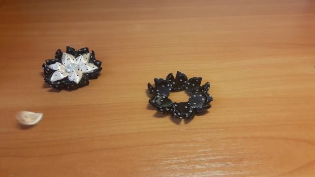 Цветы из ленты 5 см.Цветы канзаши.МК. Flower ribbon 5 cm Flowers kanzashi. Flores de cinta de 5 cm. смотреть онлайн
