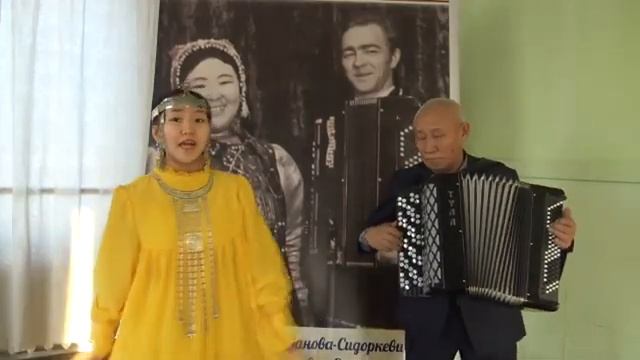 Васильева Саргы 10 класс, вокальная группа ансамбля «Амма чэчирэ» - «Куерэгэйдэр кэллилэр».