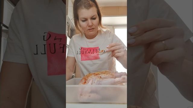 запечённая курица в рукаве получается очень сочное мясо отстаёт от костей