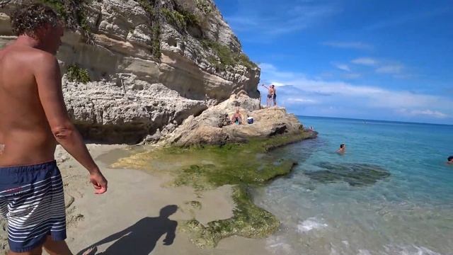 Италия , регион Калабрия. Пляжи в городе Тропея . Лучшие пляжи региона смотреть онлайн