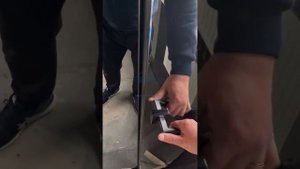 Двери скрытого монтаж с зеркалом и облицовкой стен