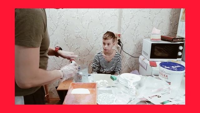 Жидкое стекло + картон. Укрепляем трафарет, наносим принт на ракетки для пляжного тенниса.