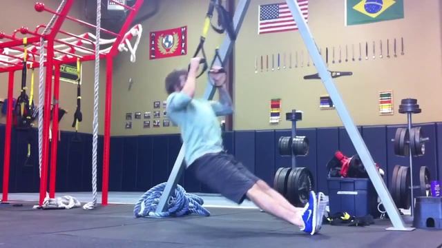 Горизонтальные подтягивания на лямках смотреть онлайн