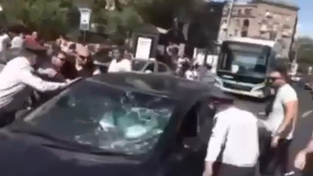 В Ереване протестующие баррикадируют улицы и бьют машины