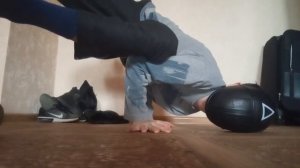 Break dance baby freeze( отдельное спасибо Николай Вичеславович что вы научили меня этому движению)