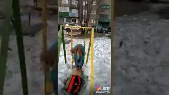 Сделала 33 круга на качелях смотреть онлайн