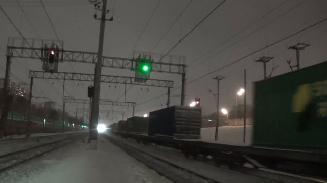 Электровоз ВЛ10У-??? с контейнерным поездом и Электропоезд ЭГЭ2ТВ-??? Иволга смотреть онлайн