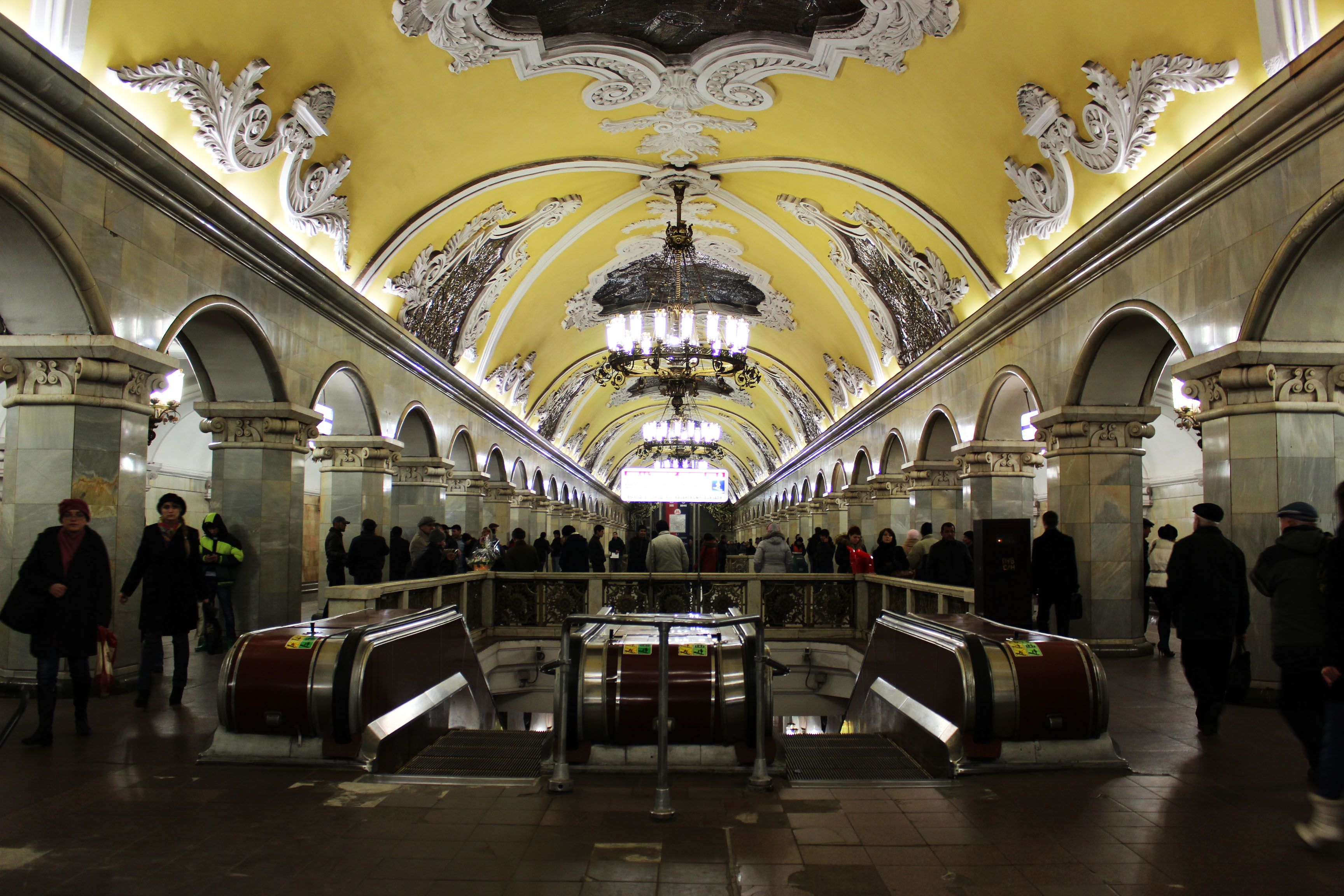 метро комсомольская в москве