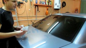 Как клеить наклейки на стекло - сухой способ