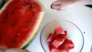 Как красиво нарезать АРБУЗ кубиками, быстро и просто! Готовим вместе! Karpuz nasıl keselir