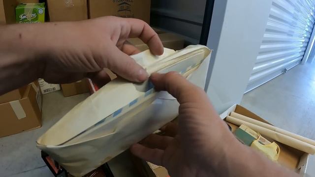 WOW! I Found Gold, Knives, And A Gun Hidden In Piles Of Books. смотреть онлайн