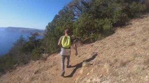 Бегом с горы по большой севастопольской тропе на Золотой пляж