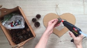 Простой и бюджетный новогодний декор. Подвеска из шишек и ёлочных шаров. Новогодний мастер-класс.