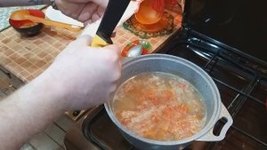 Сырный рыбный суп с лососем.