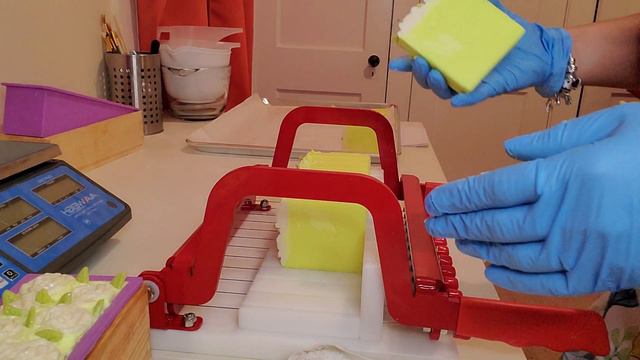 Unmolding & Cutting White Tea & Ginger CP Soap Part 1 смотреть онлайн