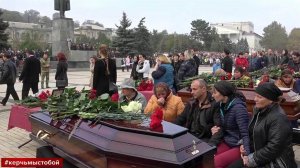 В Керчи похоронили погибших при нападении на колледж