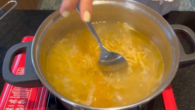 Готовлю ДОМАШНЮЮ ЛАПШУ с курицей, с лимоном и свежими огурцами! Вы так готовите? смотреть онлайн