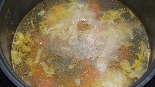 Суп с клецками и куриными голенями в мультиварке