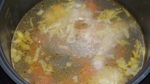 Суп с клецками и куриными голенями в мультиварке