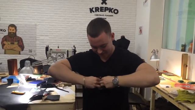 Два здоровых парня пытаются порвать картхолдер KREPKO. смотреть онлайн