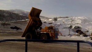 Заводка 130-тонного БелАЗа пневмостартером.