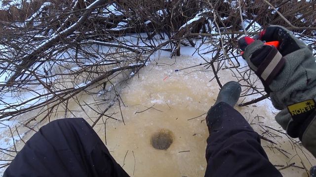 Рыбалка в глухозимье. С безмотылкой по малой речке. Рыбалка 2020. смотреть онлайн
