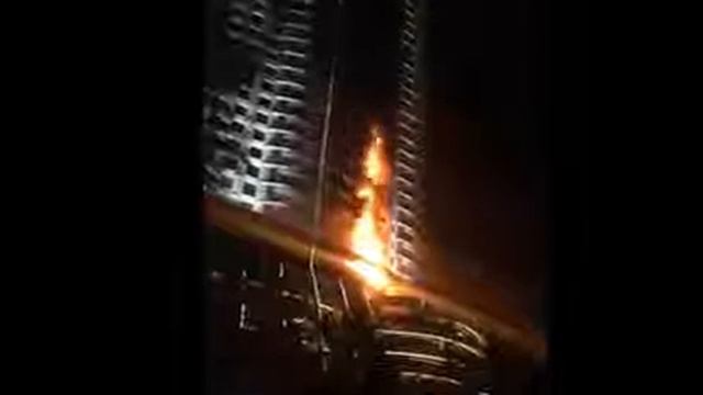 В Дубае горит один из небоскрёбов видео с разных сторон ЭКСКЛЮЗИВ смотреть онлайн