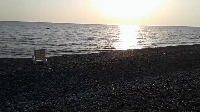 ДИКИЙ ПЛЯЖ АБХАЗИИ в Пицунде место найдется для каждого на галечном пляже