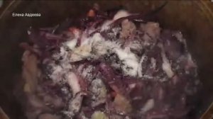 Тушеная красная капуста с мясом в казанке
